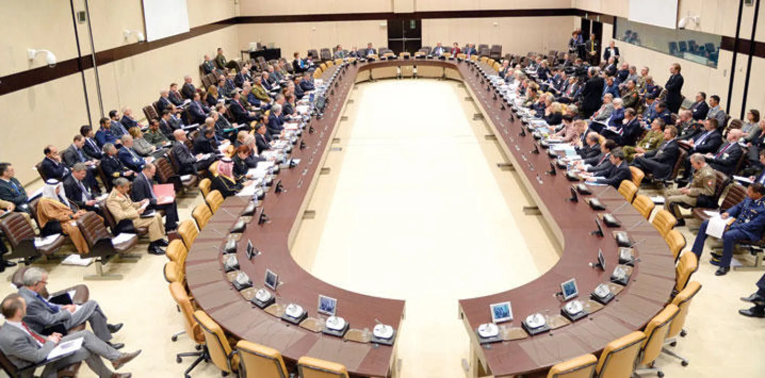 منظر عام لاجتماع وزراء الدفاع في الدول المشاركة في التحالف الدولي لمحاربة {داعش} داخل مقر حلف الناتو في بروكسل أمس (أ.ف.ب)