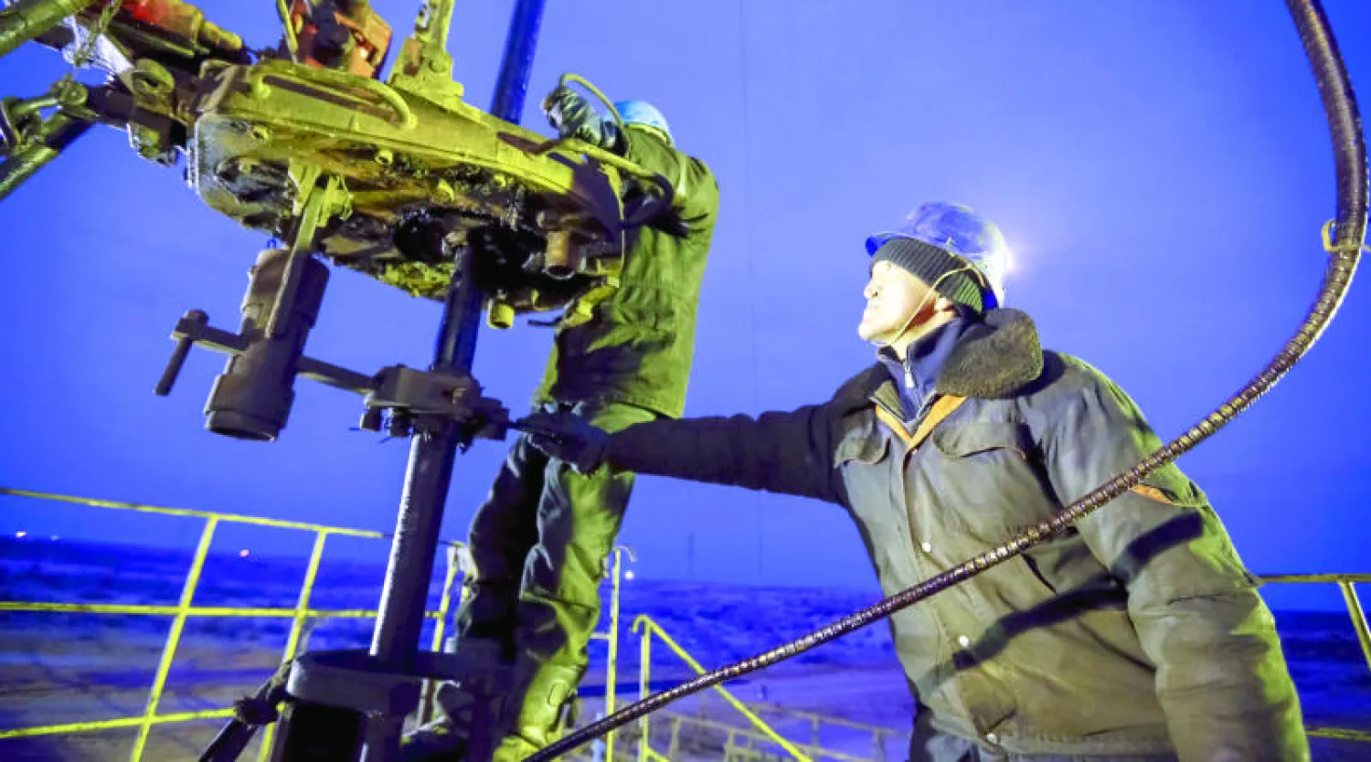 منذ بداية العام لم تتجاوز أسعار النفط مستوى 39 دولارا للبرميل  وظلت إلى حد كبير دون 35 دولارا. وجرى تداول عقود برنت أمس حول 50.‏31 دولار  (رويترز)