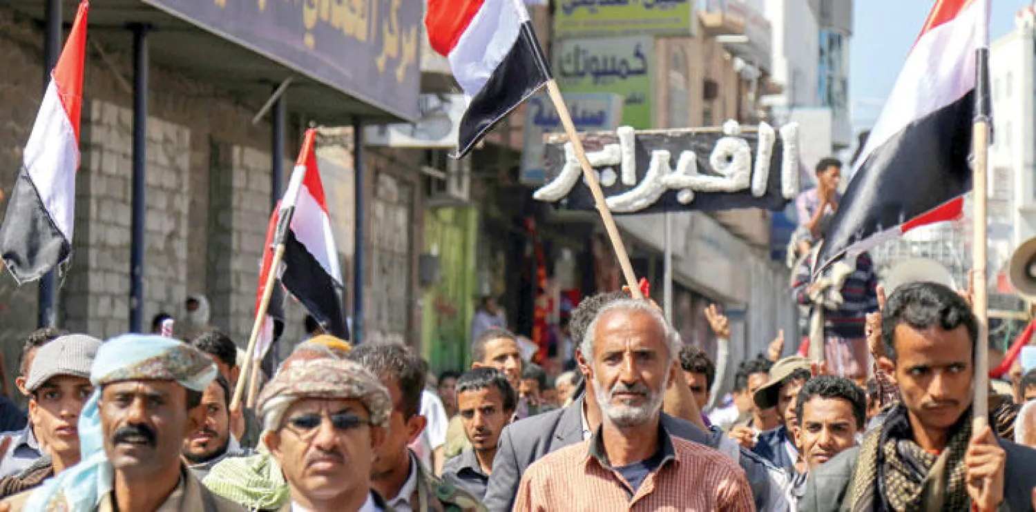 يمنيون يتظاهرون في تعز في الذكرى الخامسة لثورة فبراير ضد الرئيس علي عبد الله صالح (أ.ف.ب)