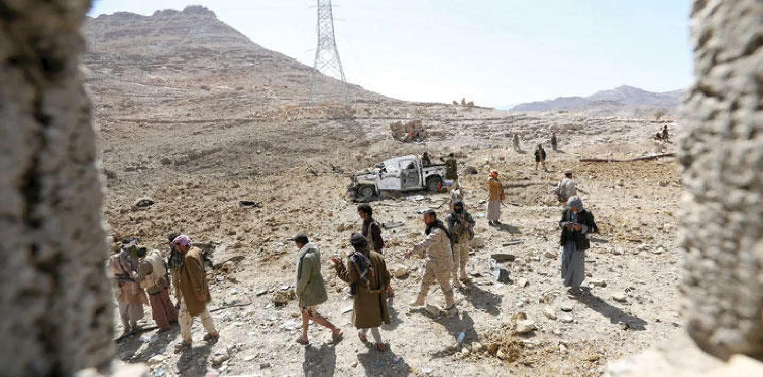 قوات موالية للشرعية في معسكر فرضة نهم الذي يبعد 60 كم عن العاصمة صنعاء (رويترز)