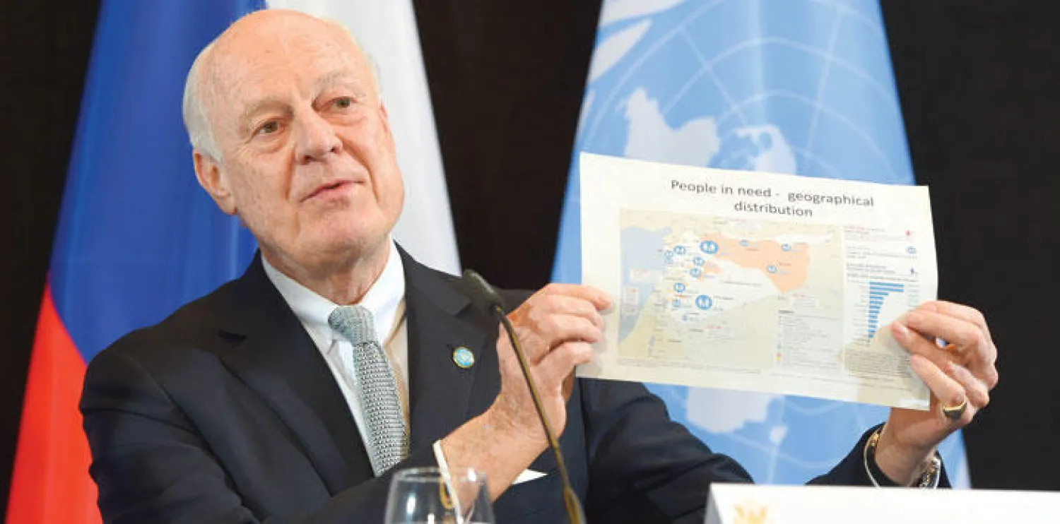 المبعوث الأممي إلى سوريا ستيفان دي ميستورا يعرض خريطة لسوريا خلال مؤتمر صحافي في ميونيخ  أمس (أ.ف.ب)