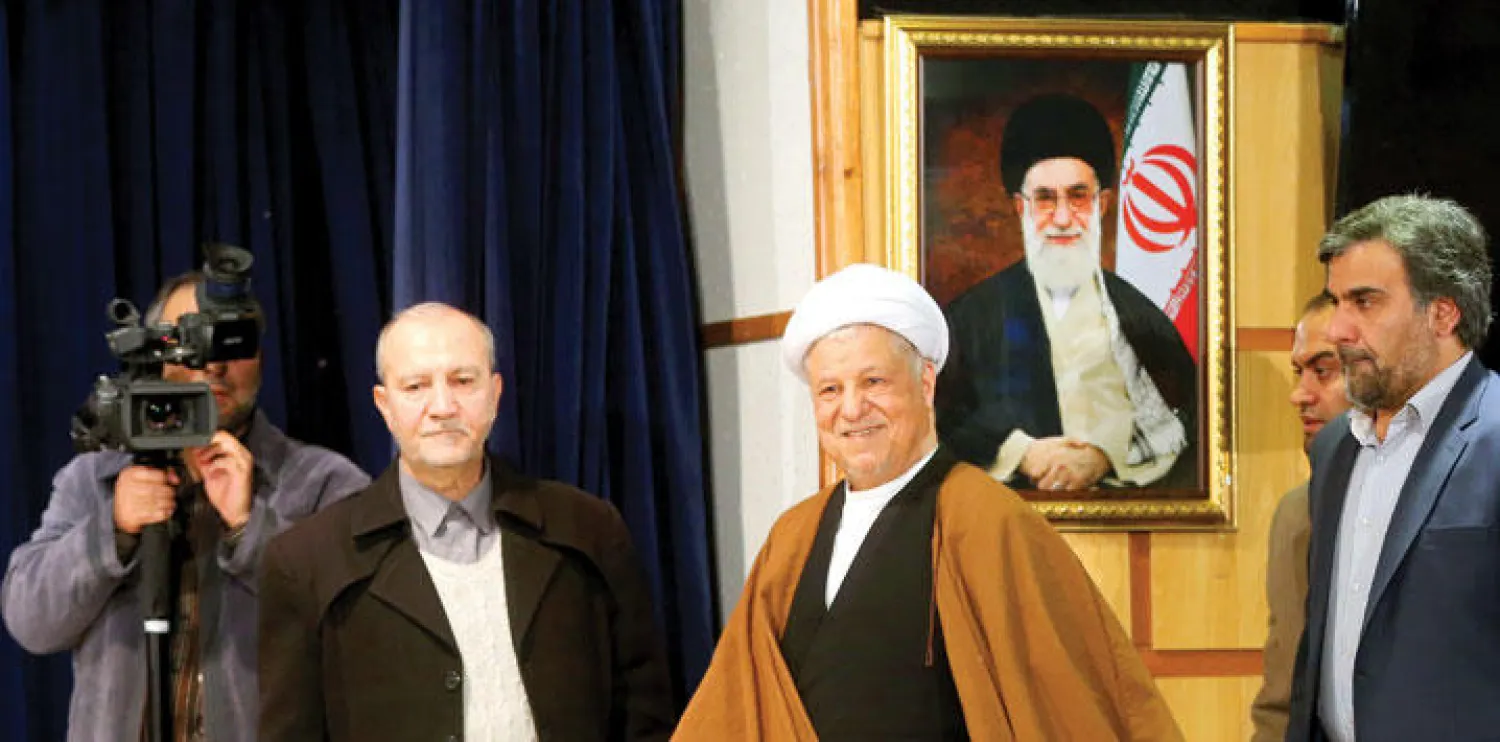 رئيس مجلس تشخيص مصلحة النظام علي أكبر هاشمي رفسنجاني في مبنى الداخلية الإيرانية لتقديم أوراق ترشحه للانتخابات ديسمبر الماضي (أ.ب)