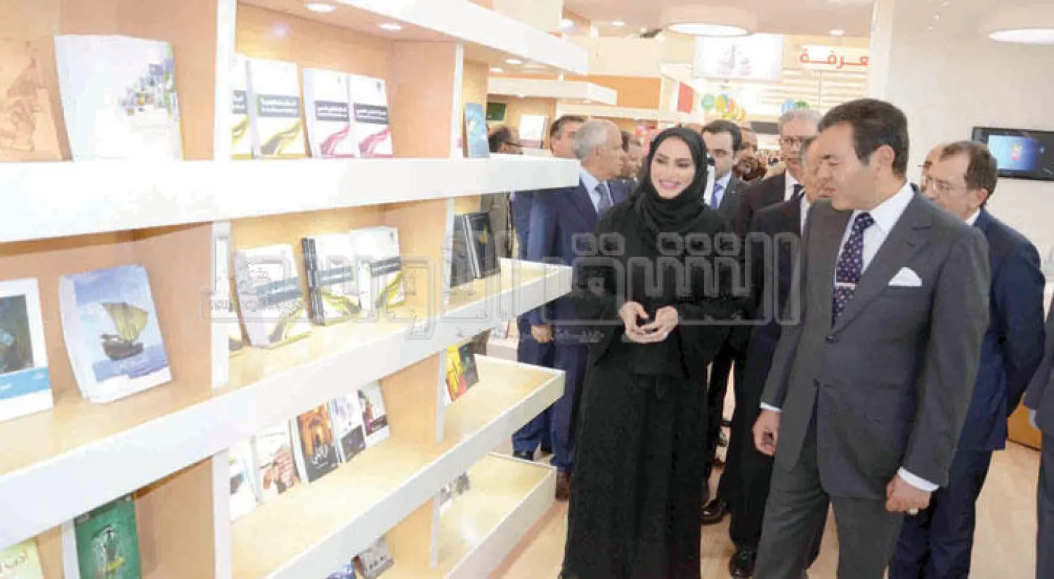 الأمير مولاي رشيد أثناء تفقده رواق الإمارات في المعرض الدولي للنشر والكتاب بالدار البيضاء (تصوير: محمد محيمدات)