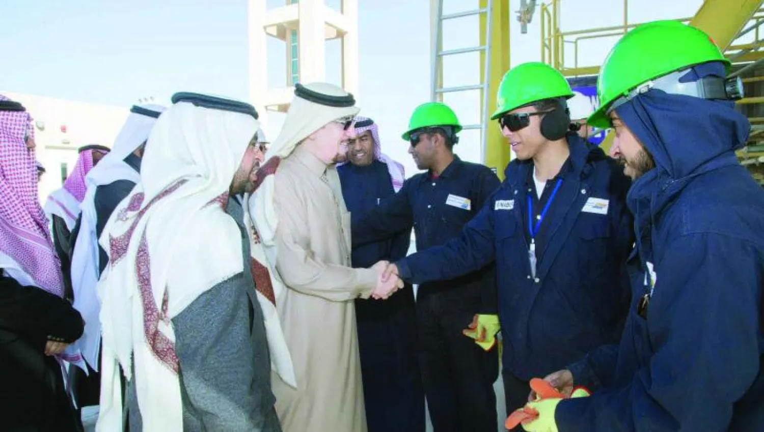 د. مفرج الحقباني وزير العمل في جولة ميدانية للاطلاع على تجربة سعوديين يتدربون في مجالات الإنشاءات والحفر والتنقيب عن النفط («الشرق الأوسط»)