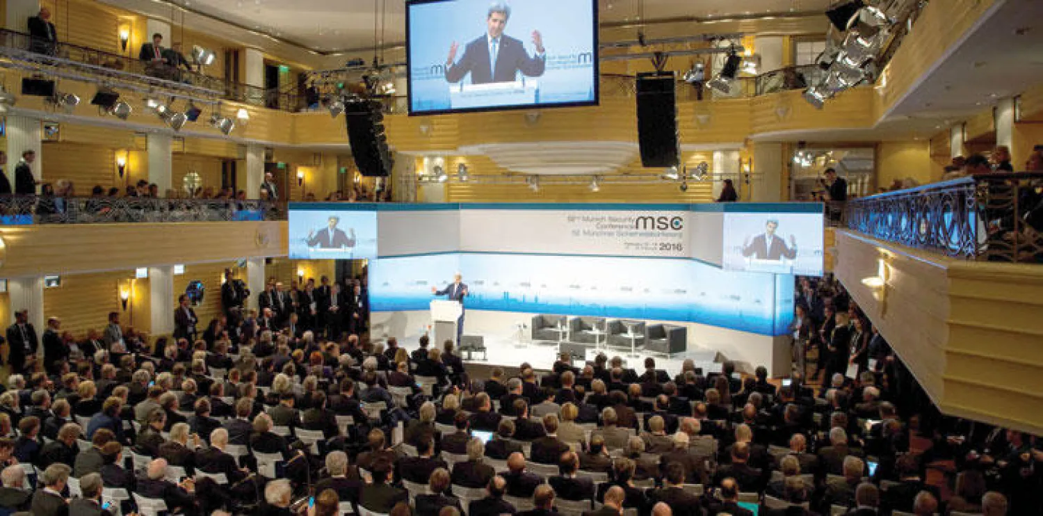 وزير الخارجية الأميركي جون كيري يلقي كلمته في مؤتمر الأمن الدولي في ميونيخ أمس (إ.ب.أ)