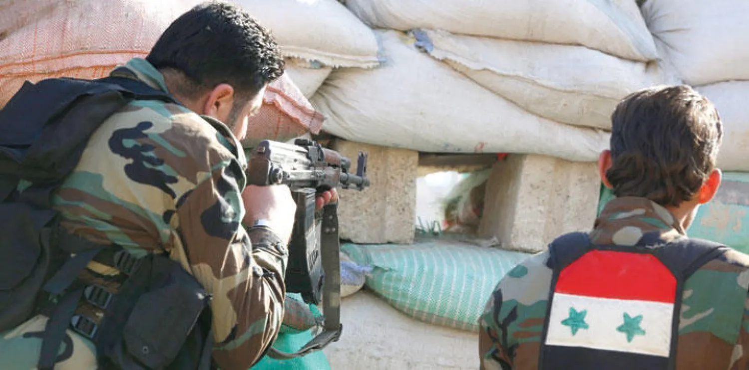 جنديان سوريان يتخذان موقعهما في مدينة دوما بريف دمشق أمس (إ.ب.أ)