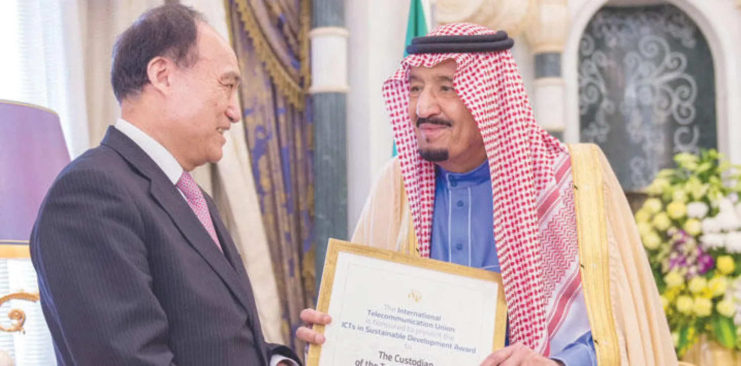 خادم الحرمين لدى تسلمه جائزة تكنولوجيا المعلومات والاتصالات في التنمية المستدامة من الأمين العام للاتحاد الدولي للاتصالات (واس)