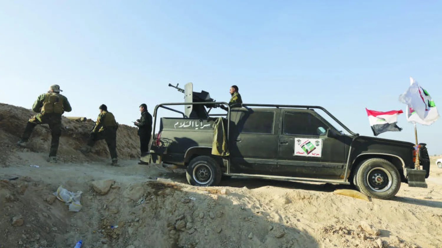 مقاتلون موالون للتيار الصدري الشيعي يسيطرون على إحدى ضواحي مدينة سامراء بعد انتزاعها من تنظيم داعش (رويترز)