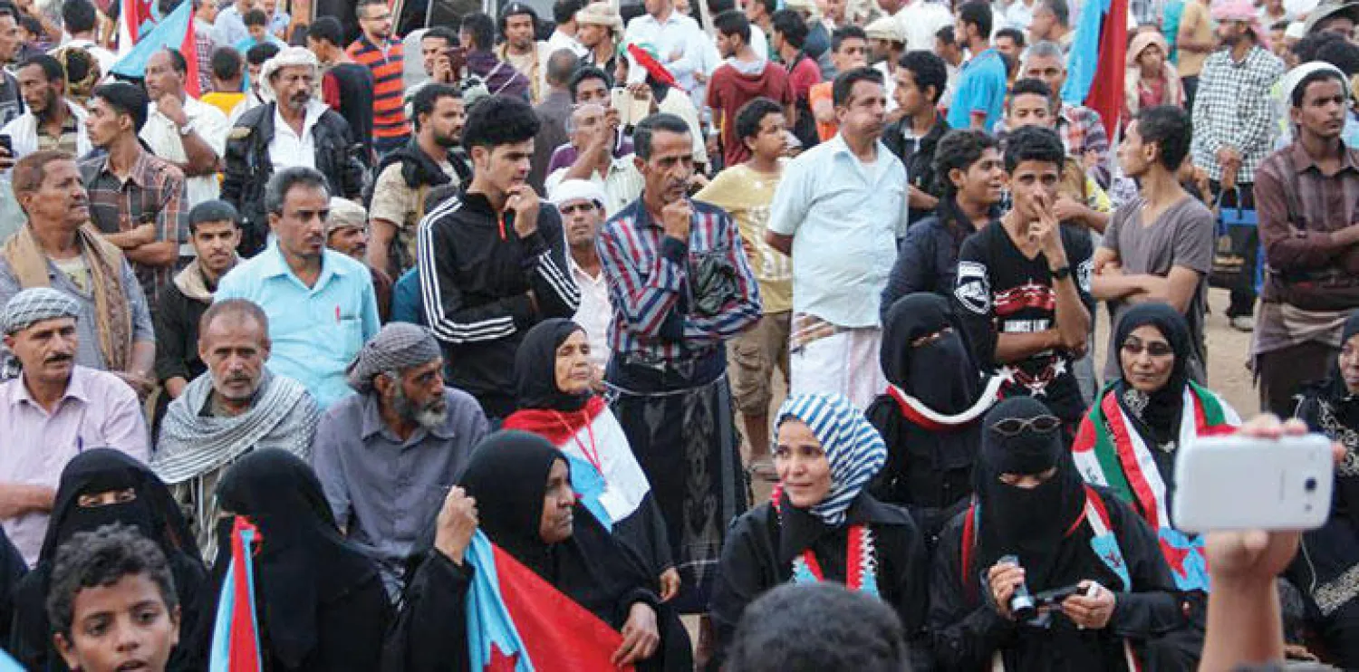 مجموعة من أهالي عدن في تجمع أمس ينددون بالعمليات الإرهابية ({الشرق الأوسط})