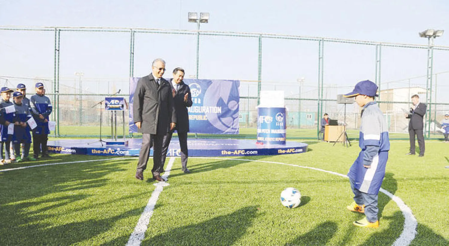 الشيخ سلمان آل خليفة مع مجموعة من اللاعبين الصغار المستهدفين في حملته الانتخابية ({الشرق الأوسط})