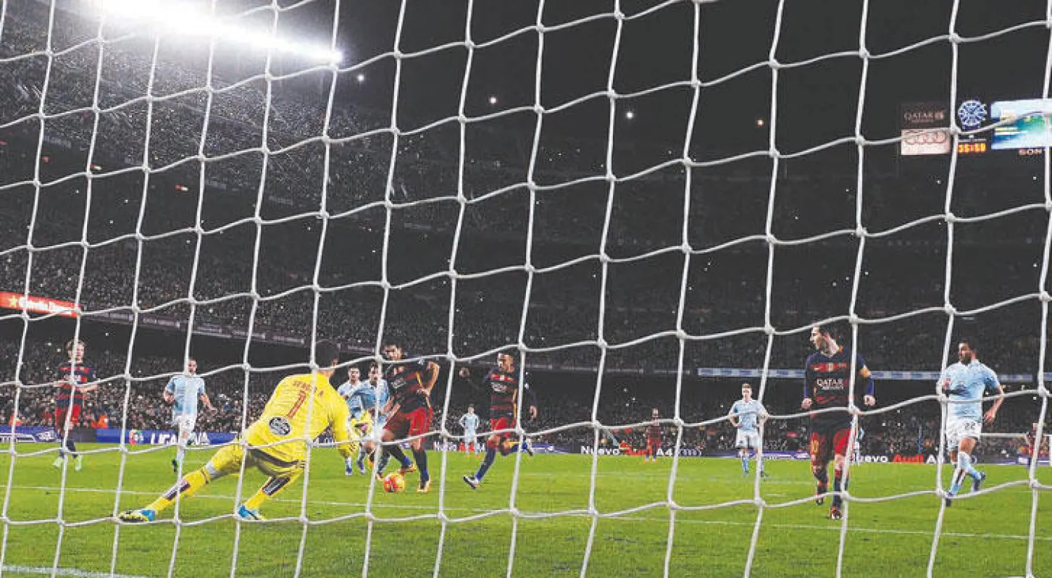 ميسي (يمين) لحظة تمرير ركلة الجزاء لسواريز ليحرز منها هدف برشلونة الرابع (أ.ف.ب)