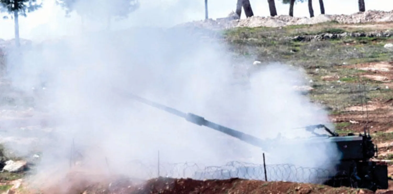 دبابات تركية قصفت امس من كيليس جنوب تركيا باتجاه مواقع سيطرت عليها قوات كردية بريف حلب (إ ف ب)