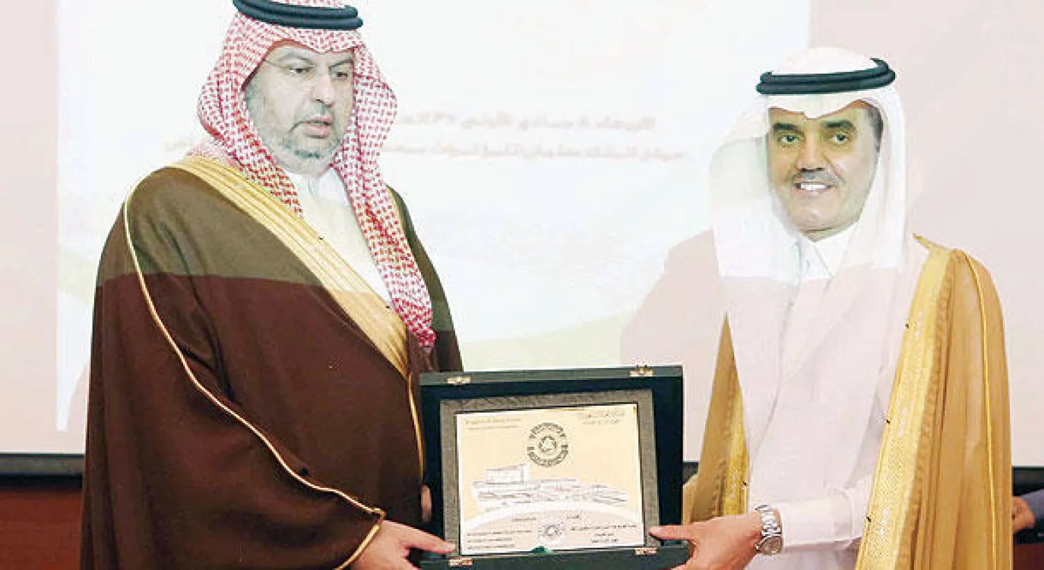 الأمير عبد الله بن مساعد يتسلم درعًا تذكارية من معهد الإدارة العامة خلال الورشة أمس («الشرق الأوسط»)