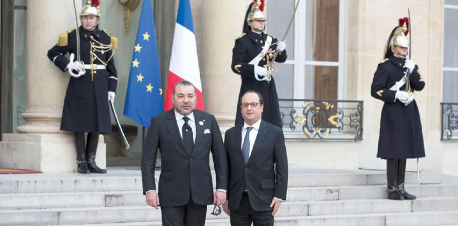 الرئيس الفرنسي فرنسوا هولاند والعاهل المغربي الملك محمد السادس عند مغادرته  قصر الإليزيه أمس (إ.ب.أ)