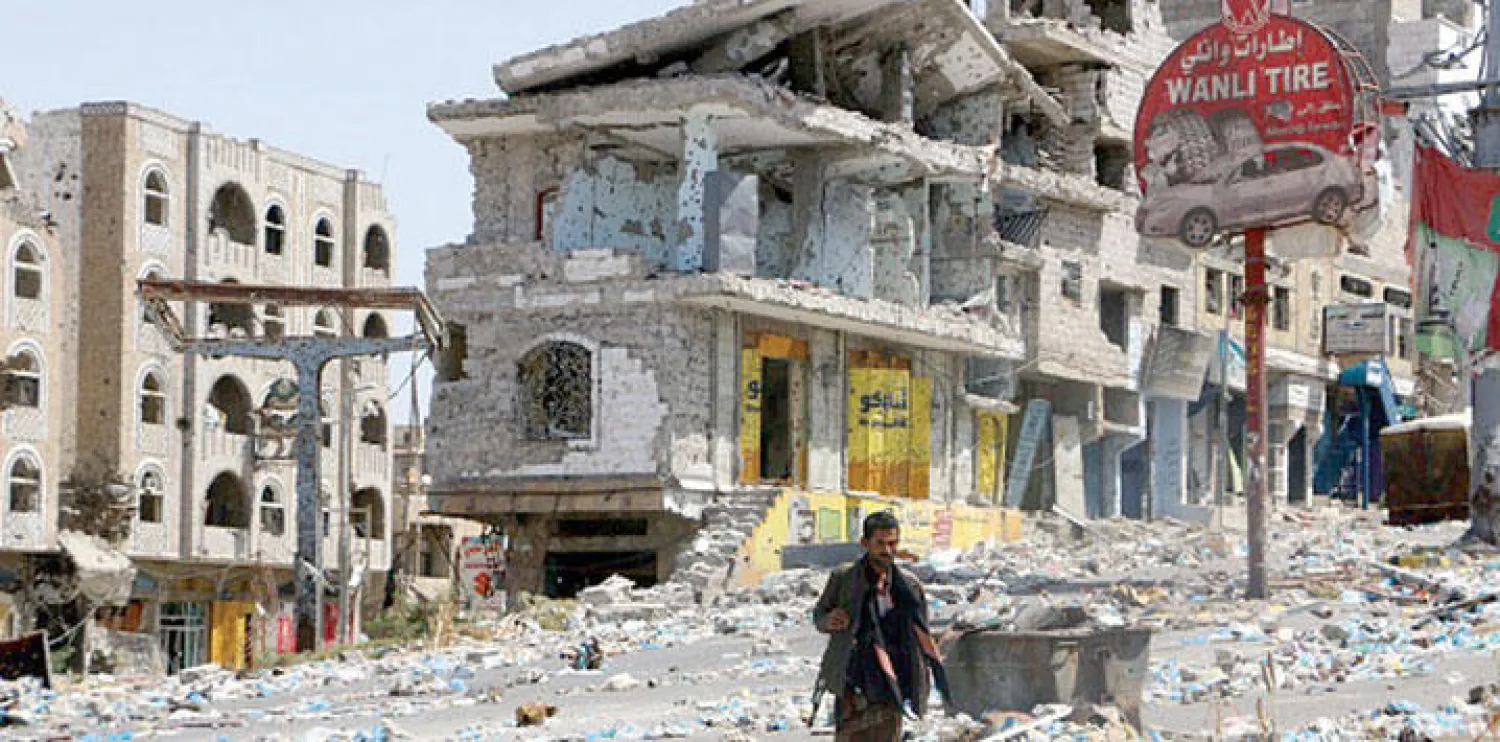 آثار الدمار تبدو واضحة بأحد الأحياء السكنية في تعز عقب اشتباكات بين قوات الشرعية وميليشيات صالح والحوثي (غيتي)