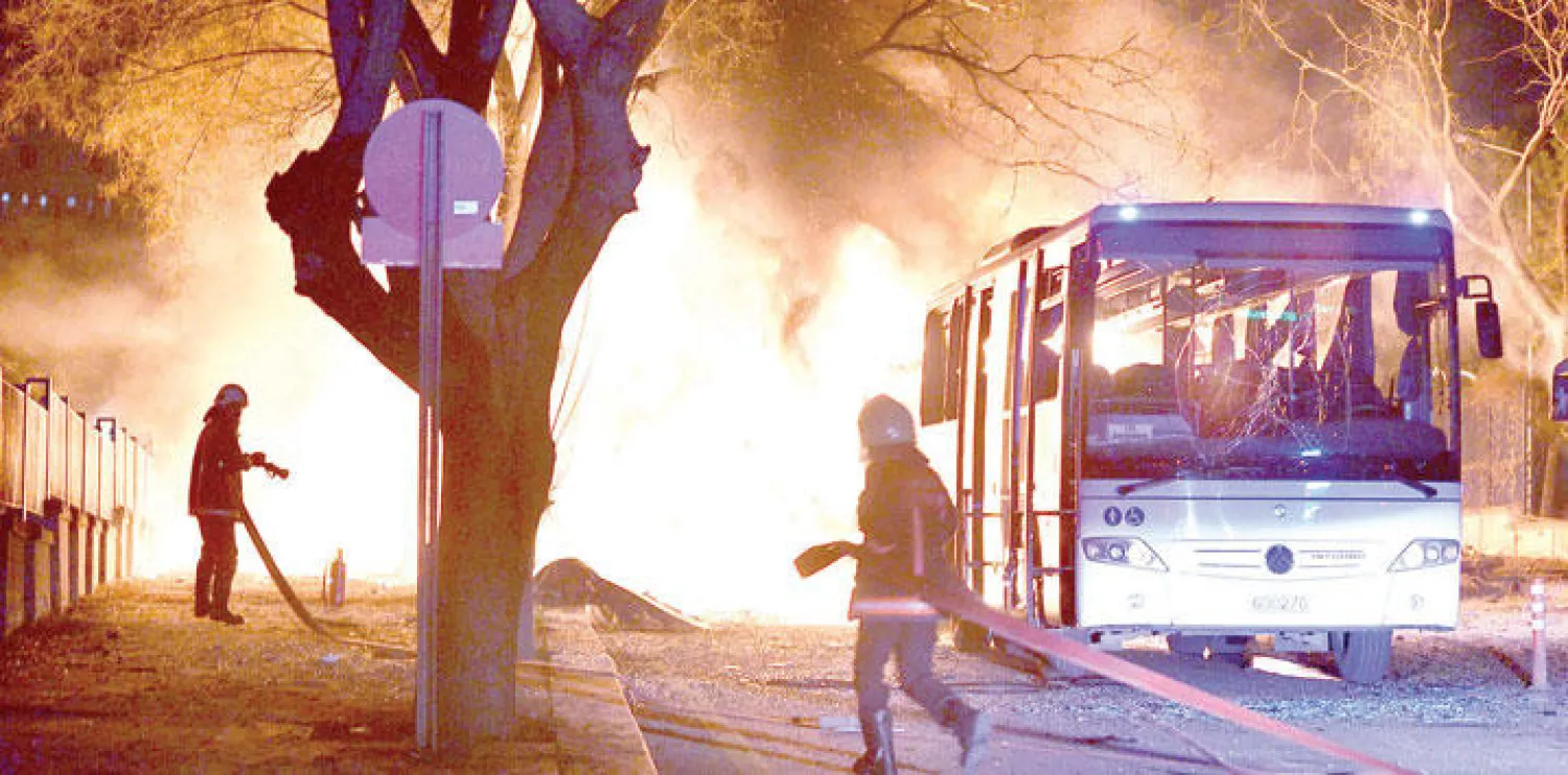 رجال الإطفاء يستعدون لإخماد حريق سببه انفجار إرهابي في أنقرة أمس (رويترز)