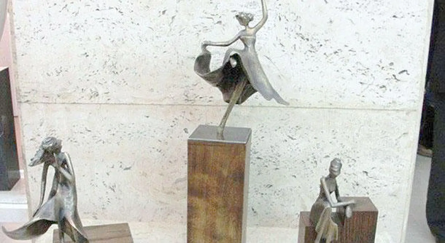 عمل فني جمع بين الحديد والخشب