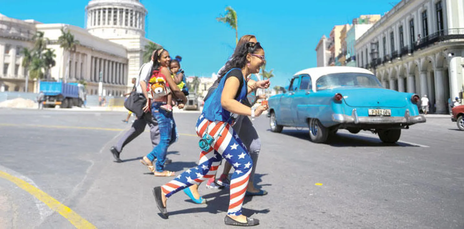 كوبيون يرتدون ملابس بالوان العلم الأميركي بمناسبة الزيارة التي سيقوم بها الرئيس الأميركي باراك أوباما إلى هافانا (أ.ف.ب)