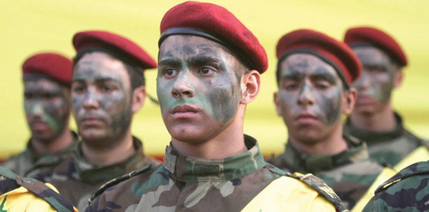 أفراد من «حزب الله» اللبناني الممول من إيران والذي تسبب في توتير العلاقات بين السعودية ولبنان بسبب سيطرته على مفاصل الدولة وإثارة النعرات الطائفية (أ.ب)