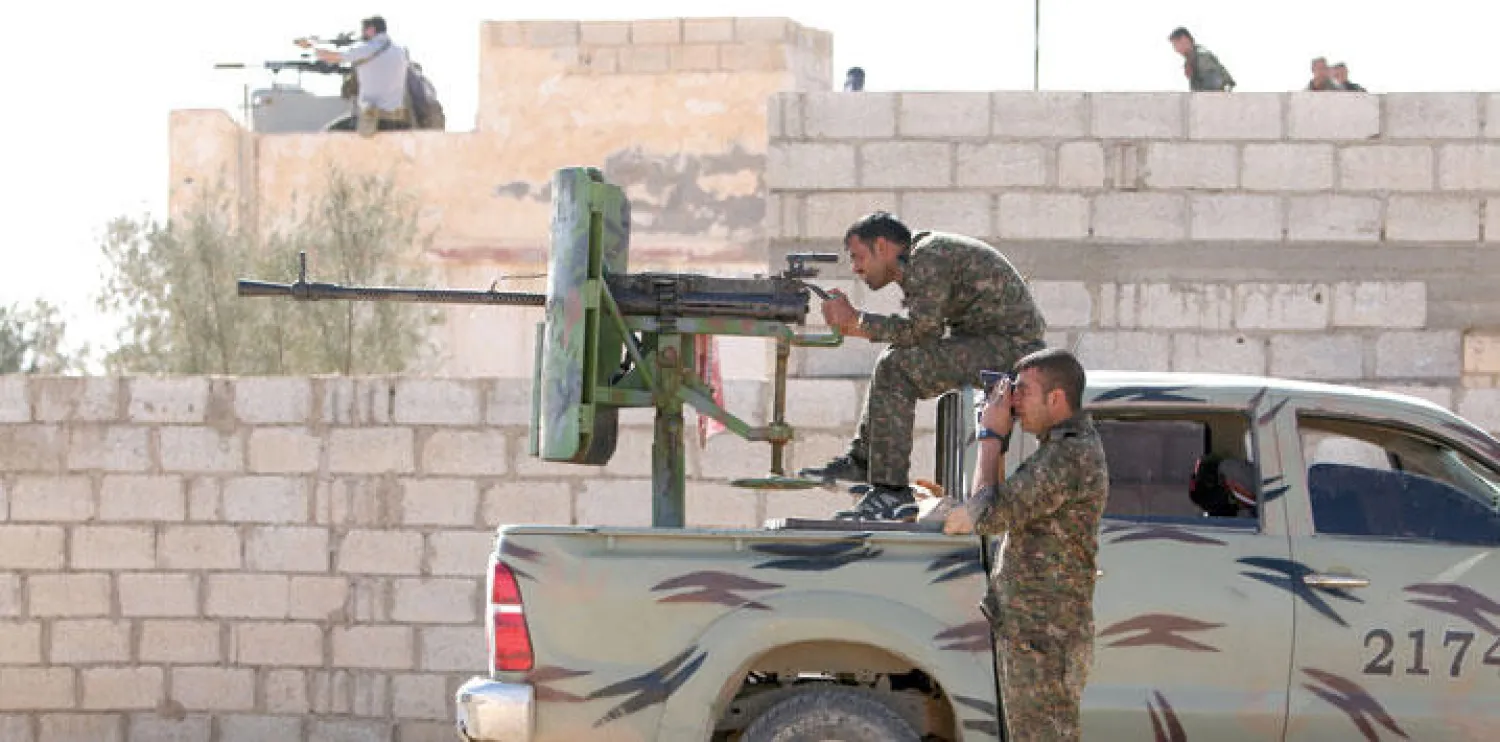 مقاتل في ميليشيات «قوات سوريا الديمقراطية» ذات الغالبية الكردية، والمدعومة من واشنطن، يتابع التطورات القتالية على جبهة الشدادي في محافظة الحسكة (رويترز)