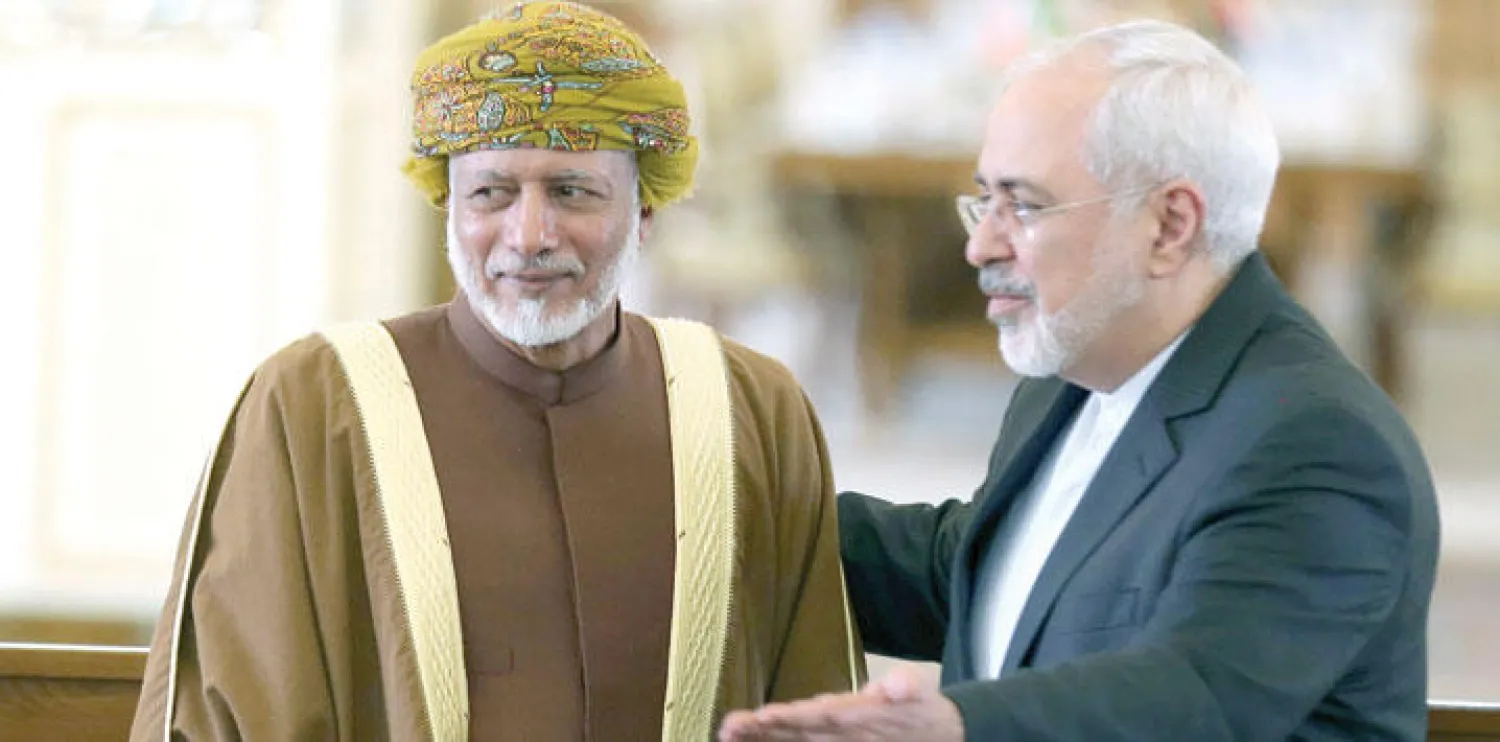 وزير الخارجية الإيراني، محمد جواد ظريف، في استقبال نظيره العماني، يوسف بن علوي في طهران، أمس (إ.ب.أ)