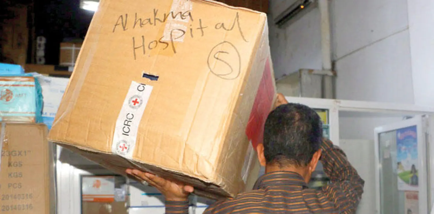 بعض المواد الطبية التي أوصلها الصليب الأحمر إلى تعز المحاصرة من قبل القوات الانقلابية (إ.ب.أ)