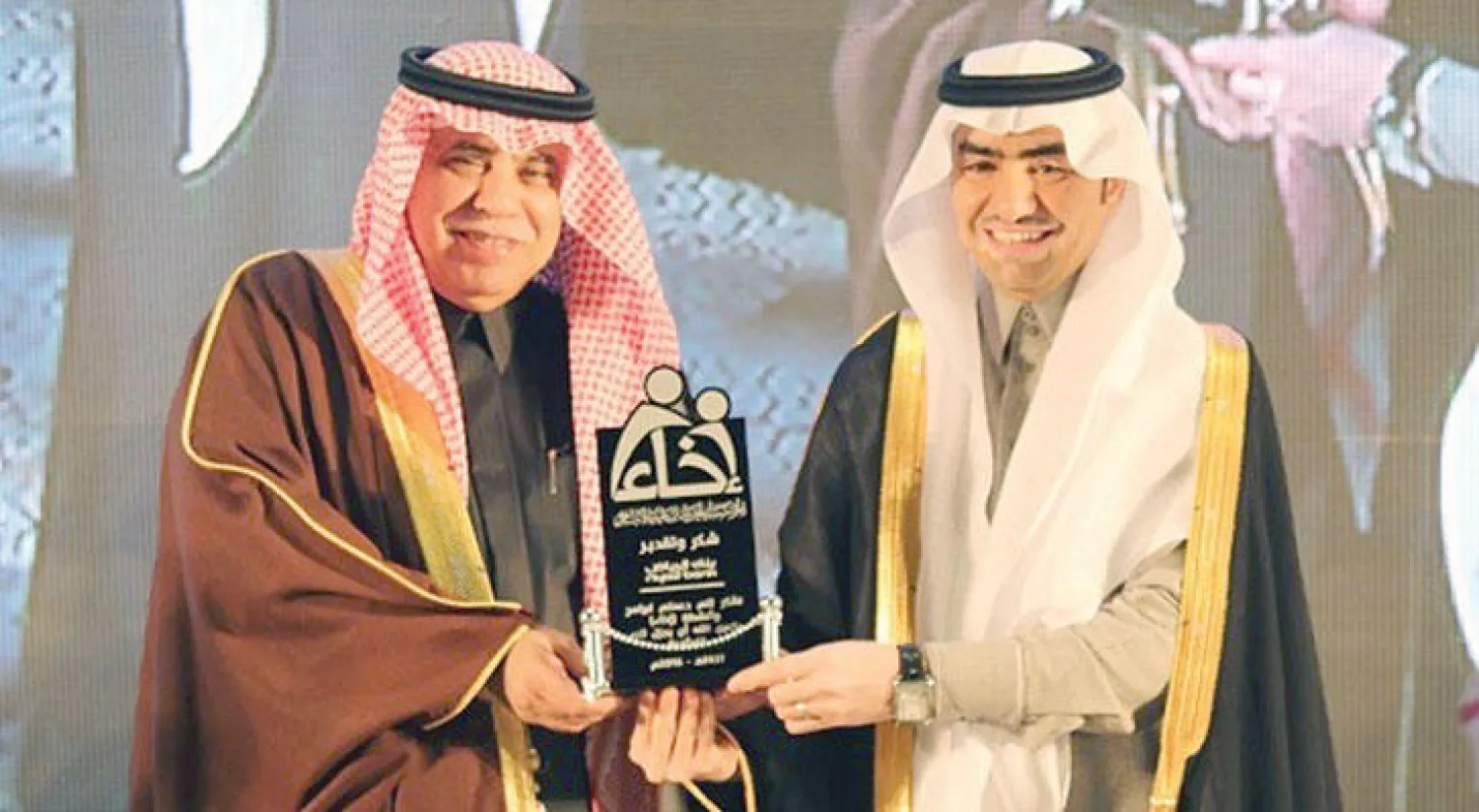 وزير الشؤون الاجتماعية يكرّم «بنك الرياض» لتقديمه حافلتي نقل لجمعية «إخاء»