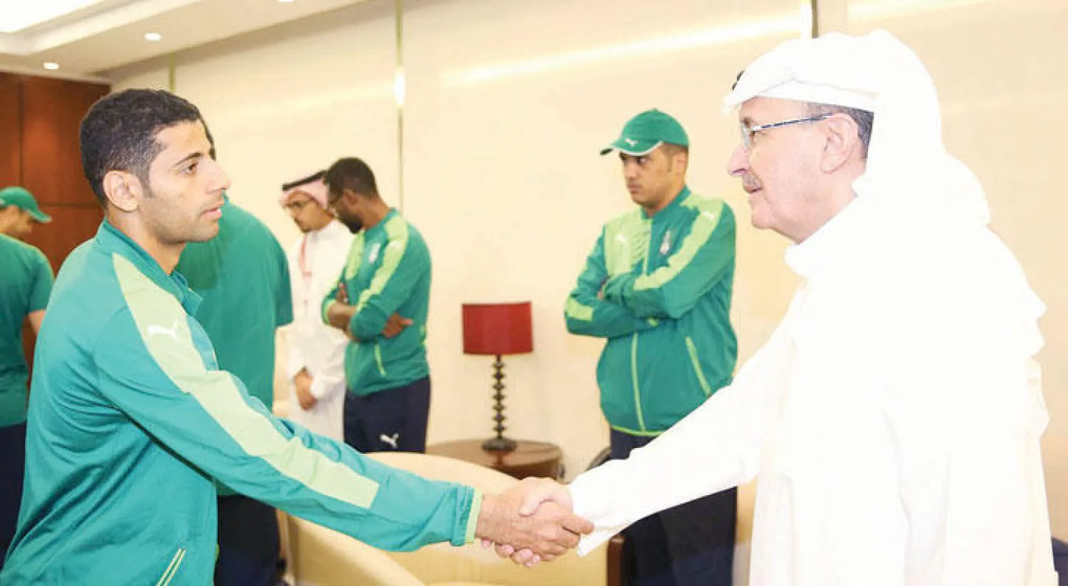 الأمير خالد بن عبد الله خلال استقباله فجر أمس للاعبي الأهلي (تصوير: المركز الإعلامي بالنادي الأهلي)