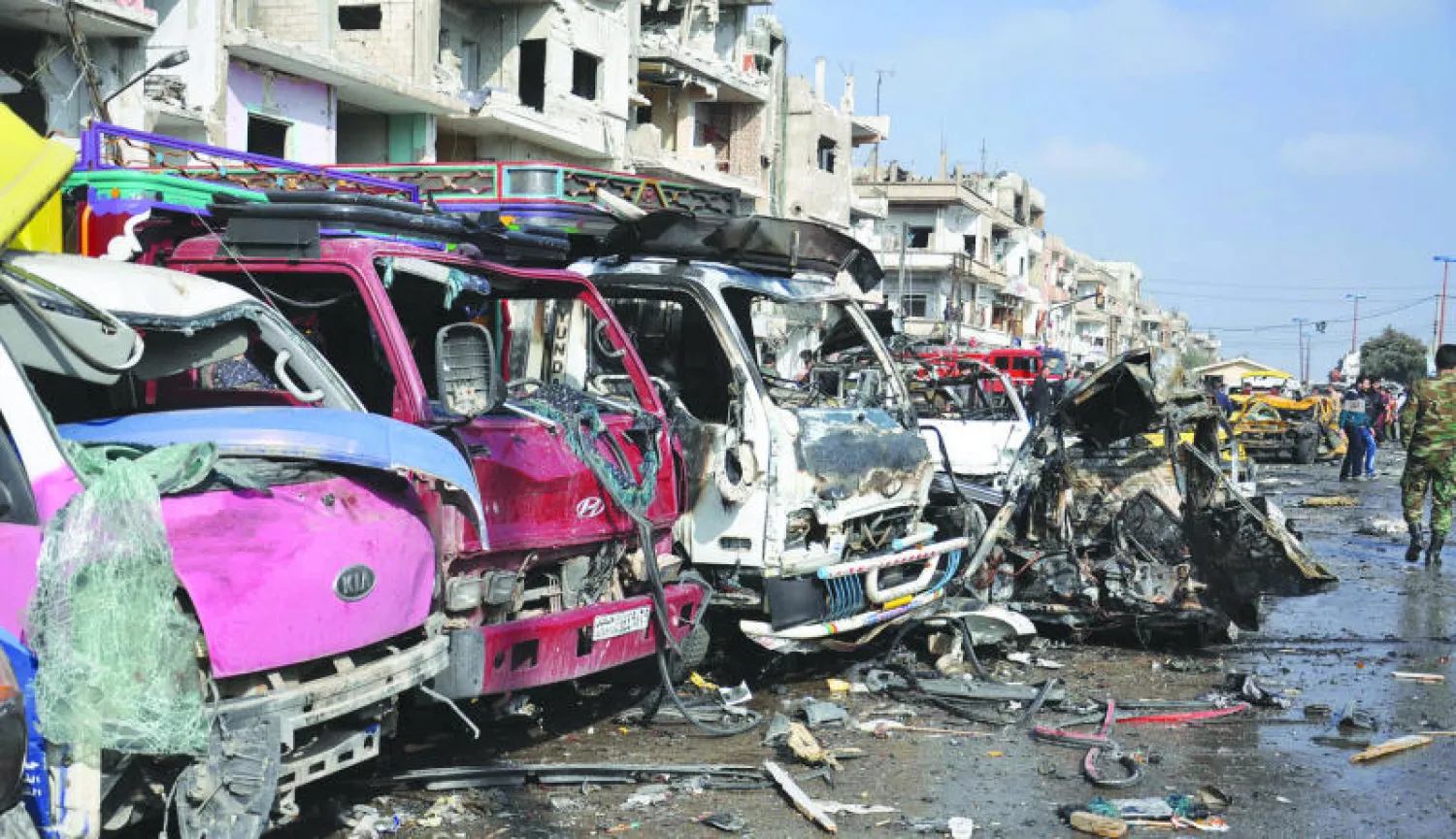 سيارات في مدينة حمص وسط سوريا دمرها تفجير مزدوج لسيارتين في حي موالٍ للنظام، أمس، حيث تجاوز عدد القتلى 30 شخصا (إ.ب.أ)