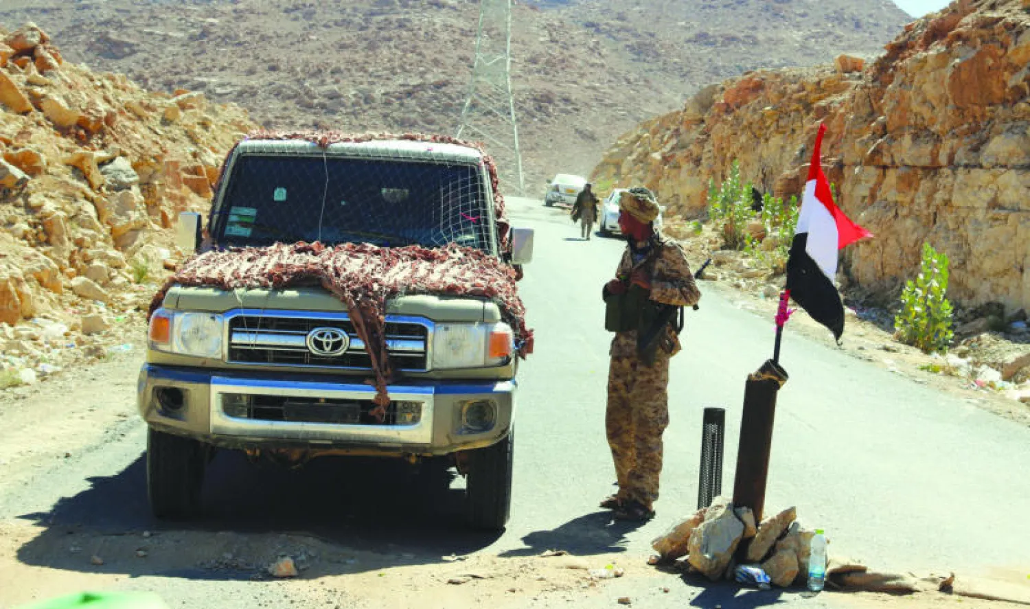 عناصر للقوات الموالية للحكومة اليمنية عند نقطة تفتيش خلال هجوم ضد مواقع المتمردين الحوثيين في منطقة نهم شرق صنعاء (أ.ف.ب)