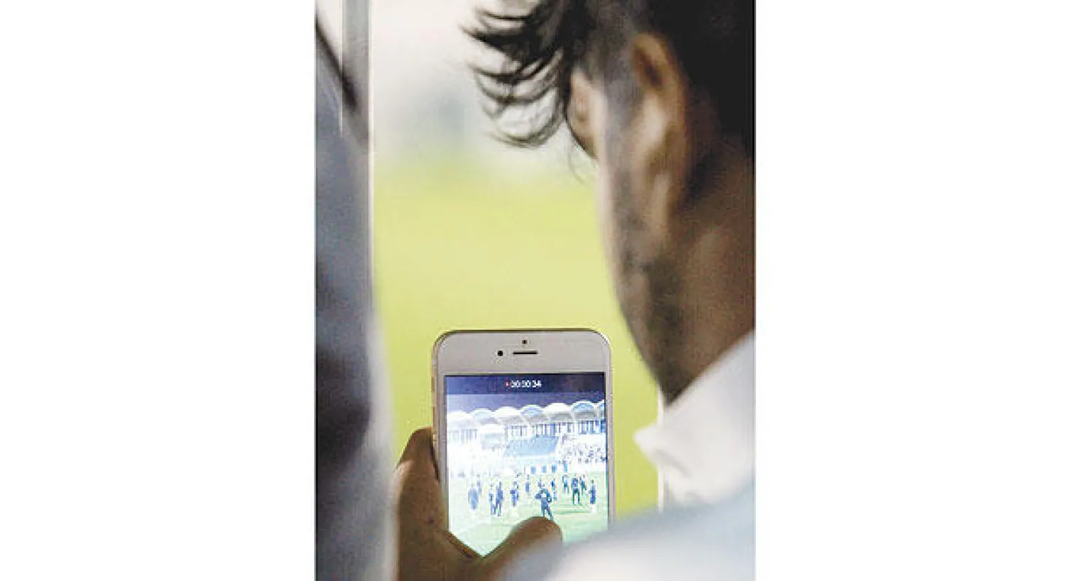 مشجع هلالي يوثق تدريبات فريقه من المدرجات (المركز الإعلامي)