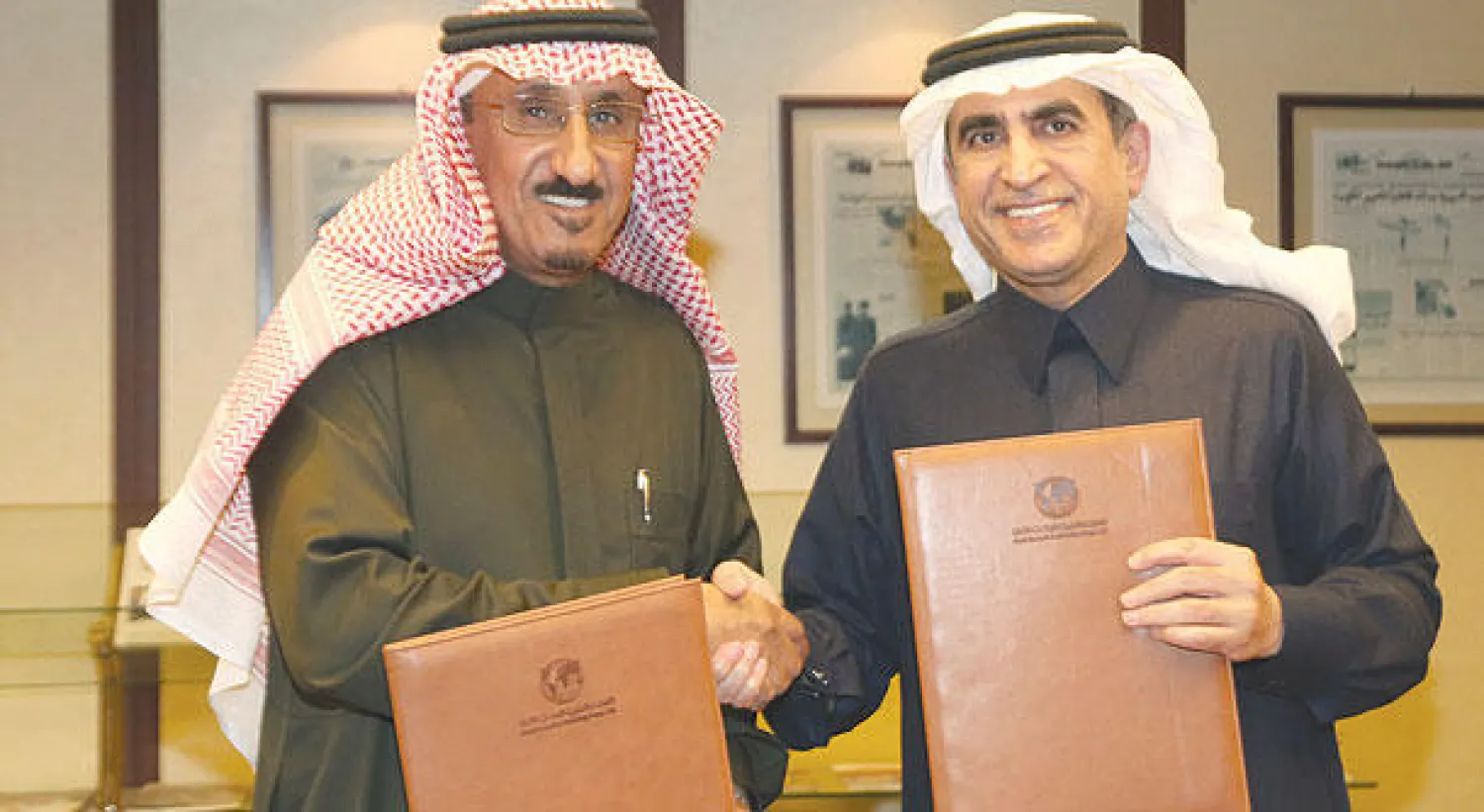 د. عزام الدخيّل العضو المنتدب للمجموعة والدكتور فهد السماري الأمين العام المكلف للدارة أثناء التوقيع