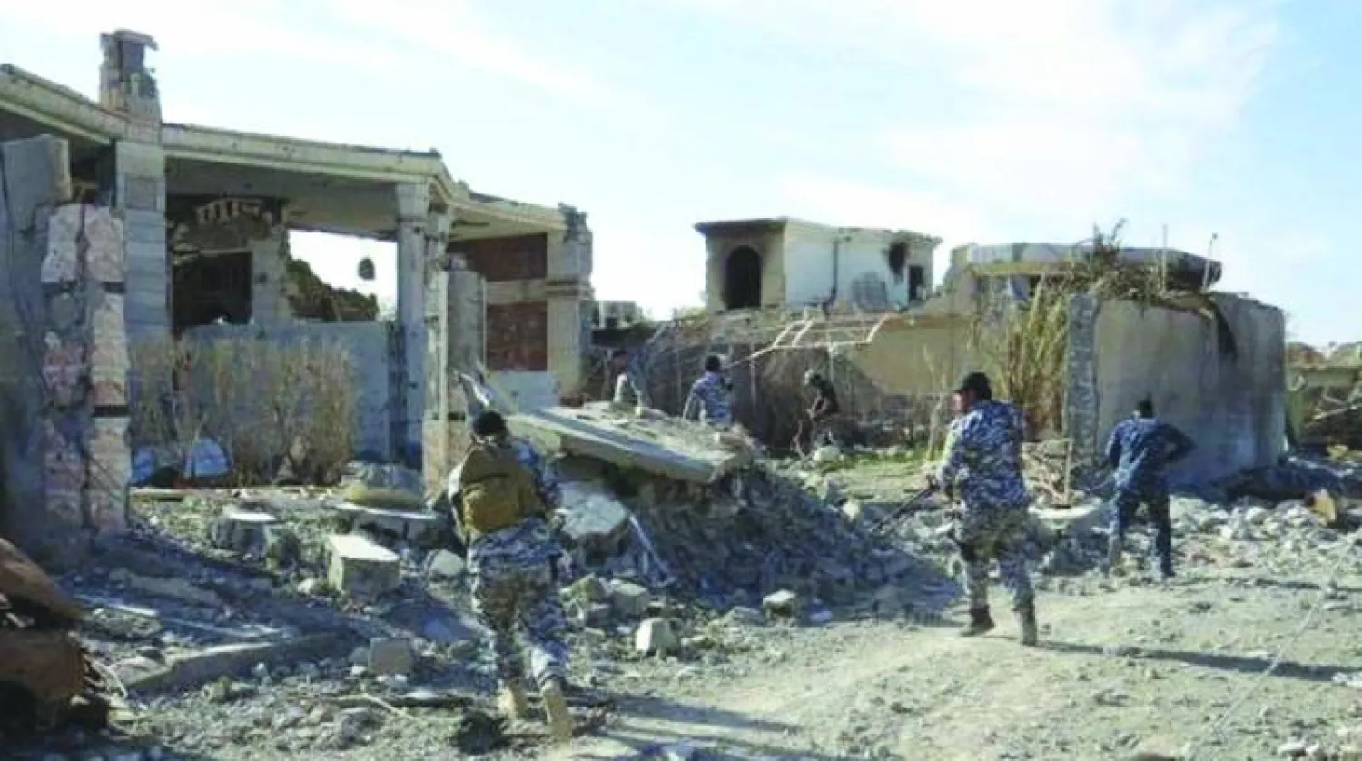 القوات العراقية تتفحص بعض المباني في الرمادي الأسبوع الفائت لإزالة الألغام منها (أ.ف.ب)