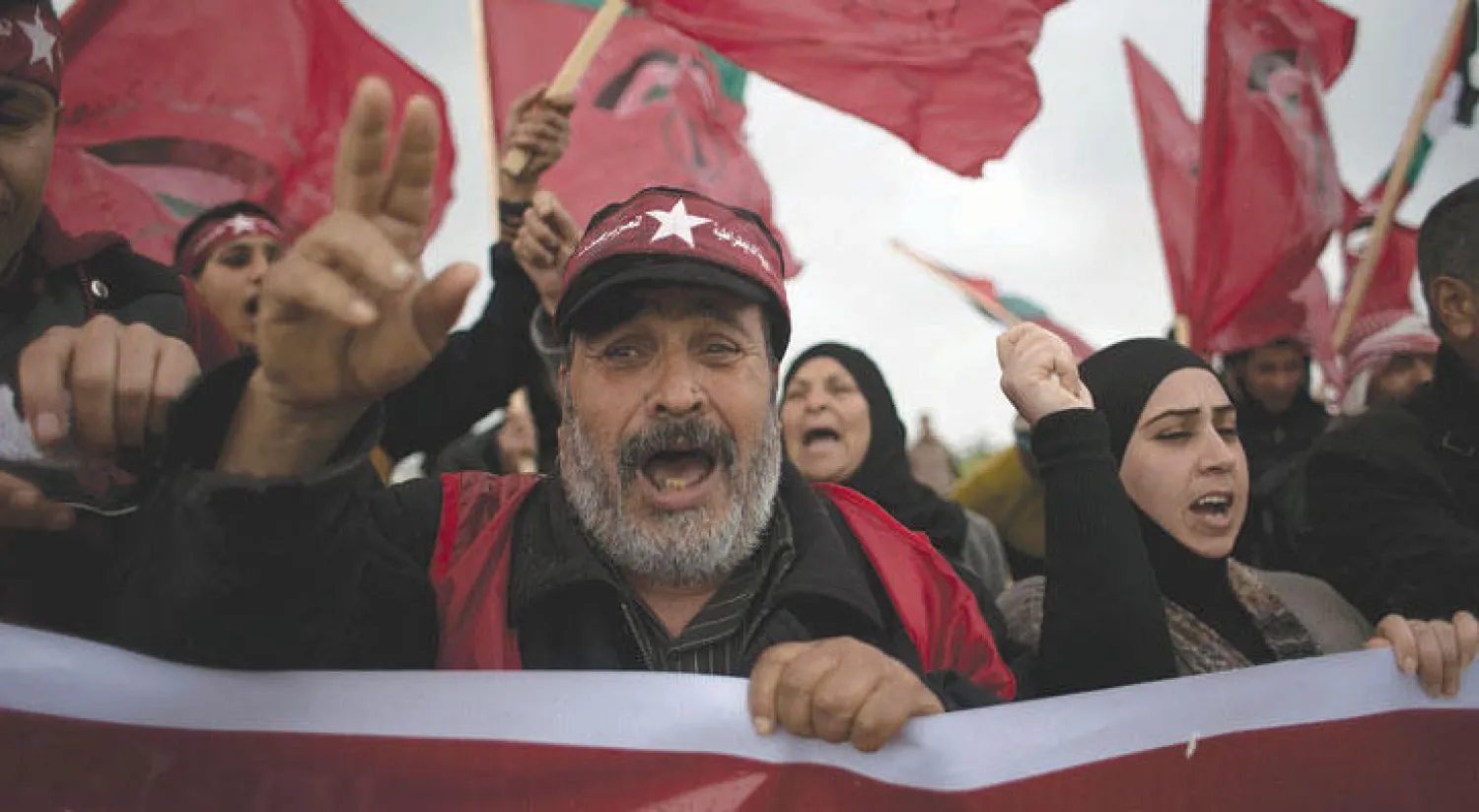 أنصار الجبهة الديمقراطية لتحرير فلسطين في غزة يرددون شعارات ضد إسرائيل في احتفالاتهم بالذكري الـ 47 لتأسيسها (أ.ف.ب)