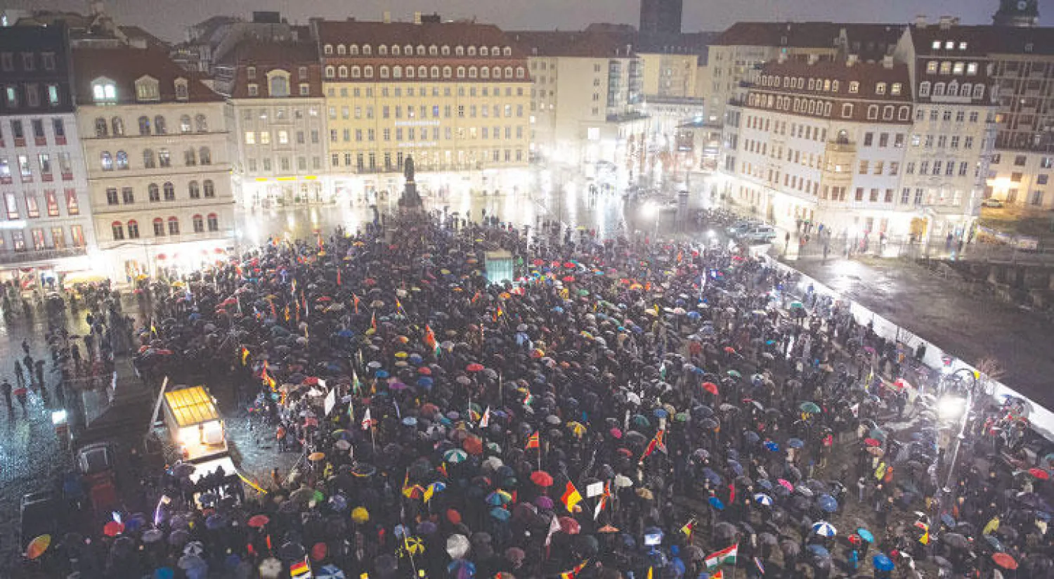 متظاهرون تابعون لحركة «بيغيدا» المتطرفة يحتجون ضد اللاجئين في مدينة دريسدن الألمانية أمس (إ.ب.أ)