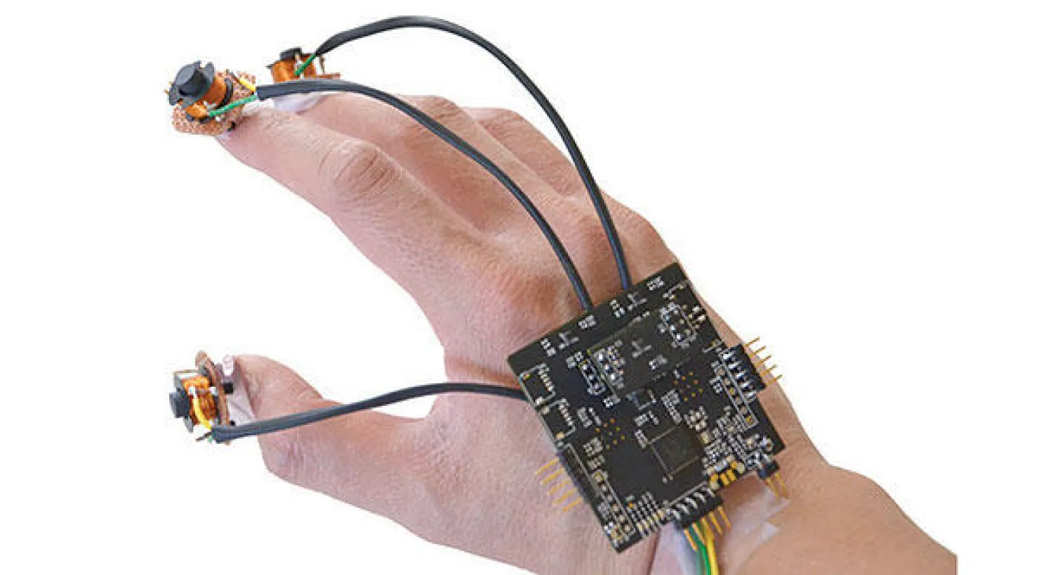 المستشعرات تراقب المغناطيس الموضوع على كل إصبع في القفاز أثناء حركته في الأبعاد الثلاثة