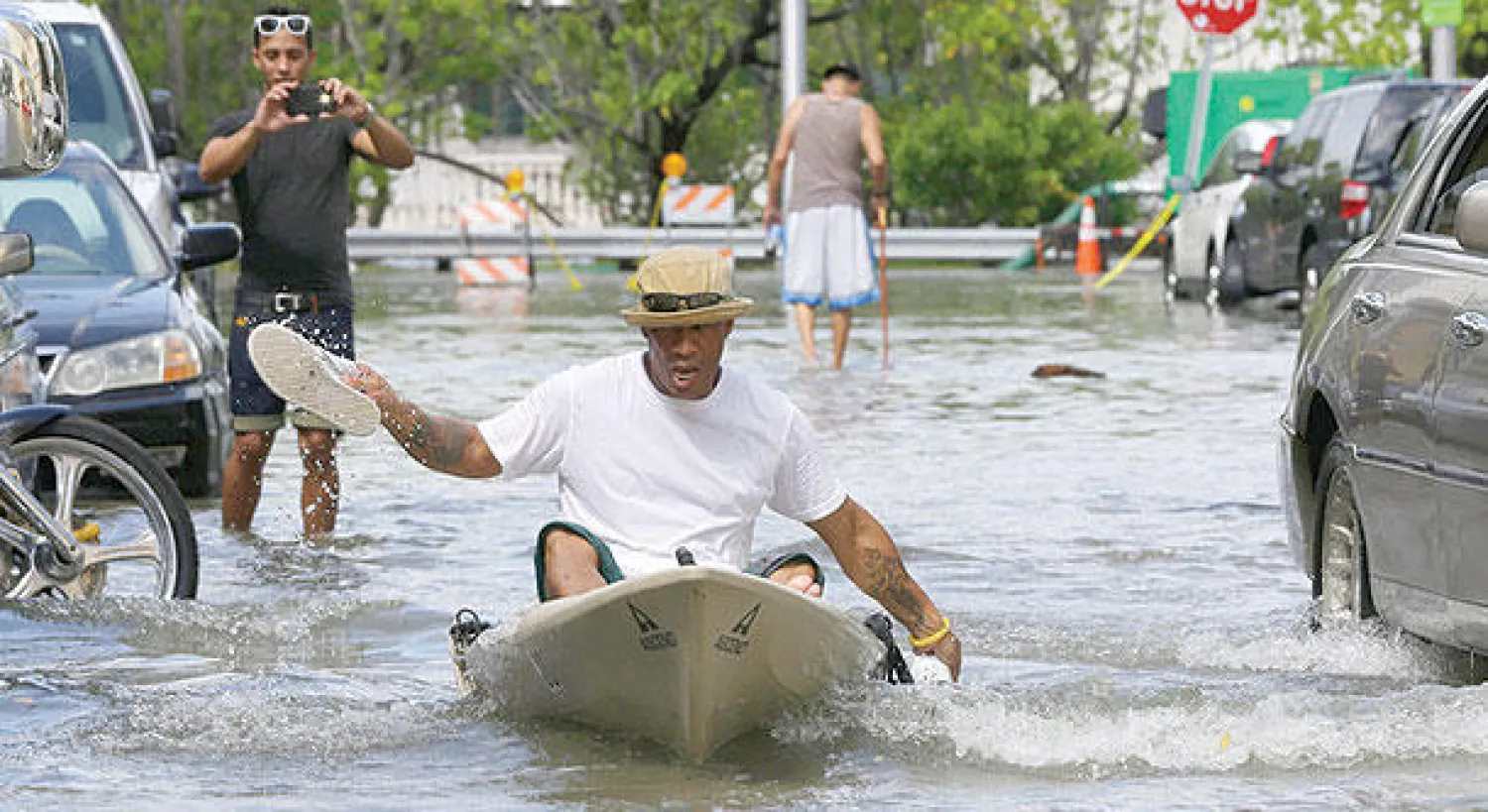 جانب من فيضانات  ميامي العام الماضي (أ.ب)