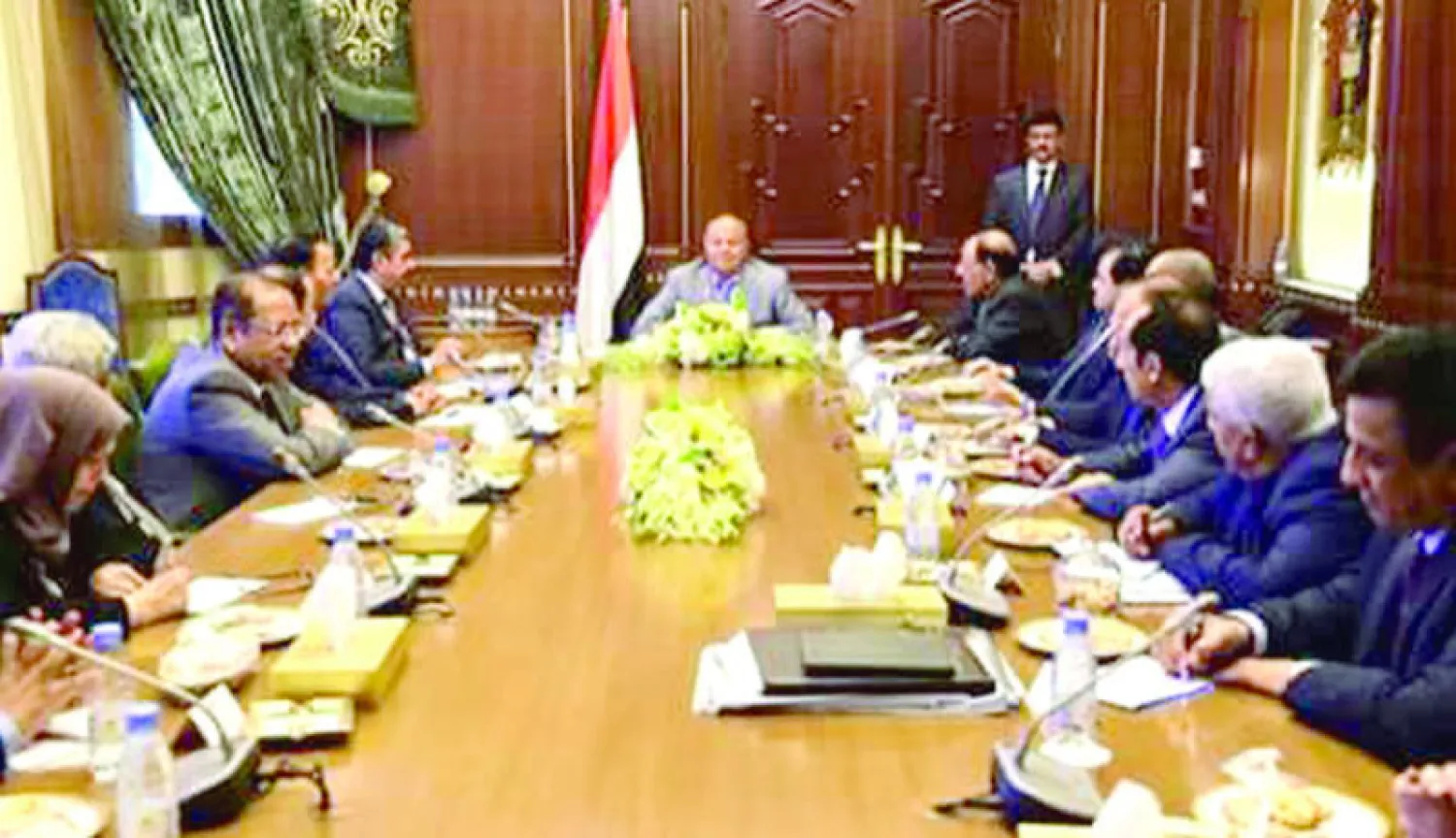 الرئيس هادي أثناء ترؤسه الاجتماع الاستثنائي للحكومة في الرياض