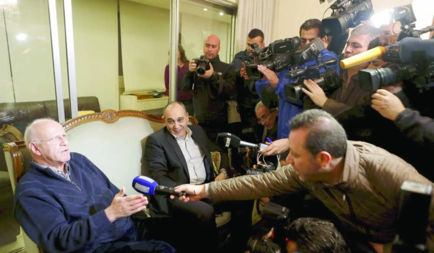 وزير الإعلام اللبناني الأسبق ميشال سماحة الذي يحاكم بتهمة نقل متفجرات من دمشق، يتحدث إلى الصحافيين في منزله الشهر الماضي (رويترز)