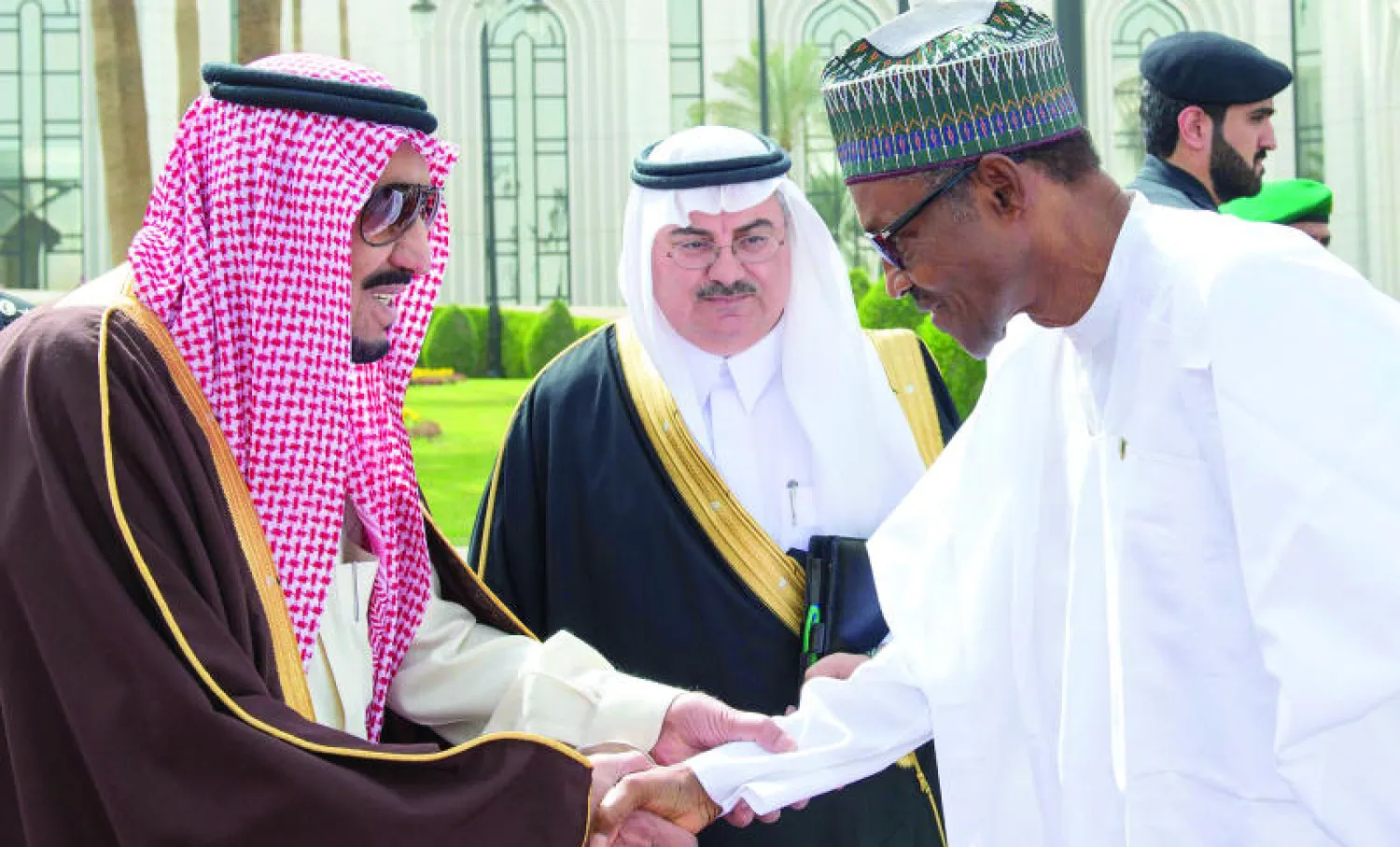 خادم الحرمين الشريفين الملك سلمان بن عبد العزيز لدى استقباله الرئيس النيجيري محمد بخاري في ساحة قصر اليمامة بالرياض أمس. (واس)