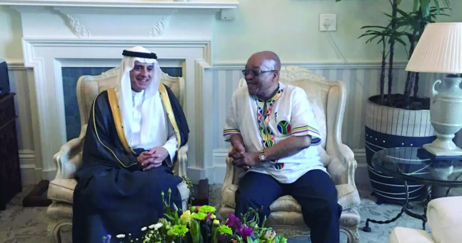 رئيس جنوب أفريقيا جاكوب زوما لدى لقائه في كيب تاون وزير الخارجية السعودي عادل الجبير (واس)