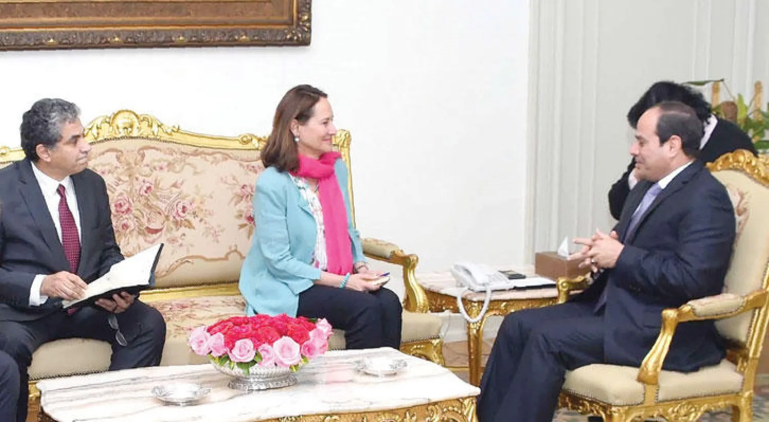 الرئيس المصري أثناء استقباله وزيرة البيئة والتنمية المستدامة والطاقة سيغولين رويال في القصر الرئاسي بالقاهرة أمس (أ.ف.ب)