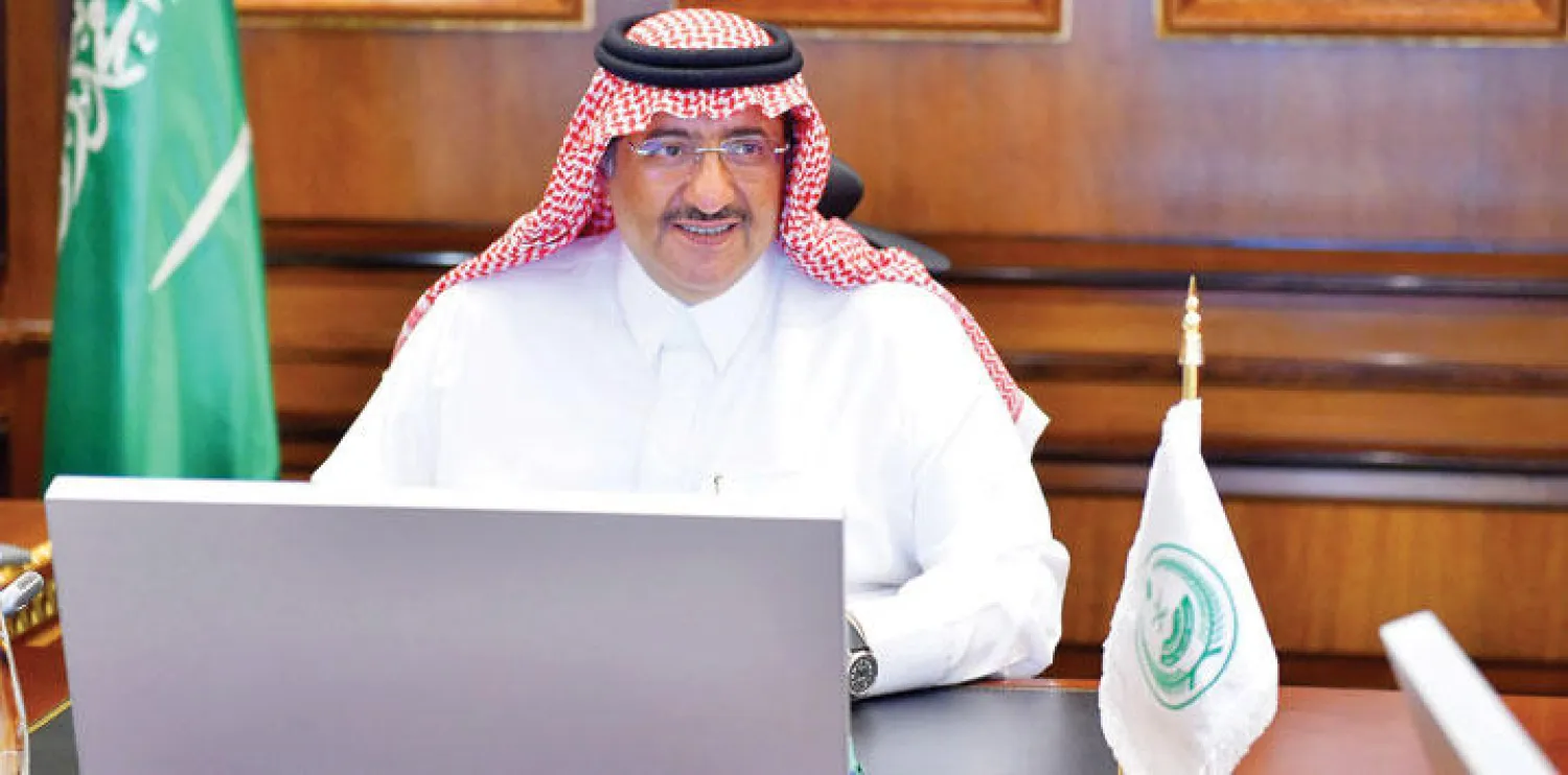 الأمير محمد بن نايف ولي العهد السعودي خلال ترؤسه اجتماع لجنة التعاملات الإلكترونية بوزارة الداخلية أمس (واس)