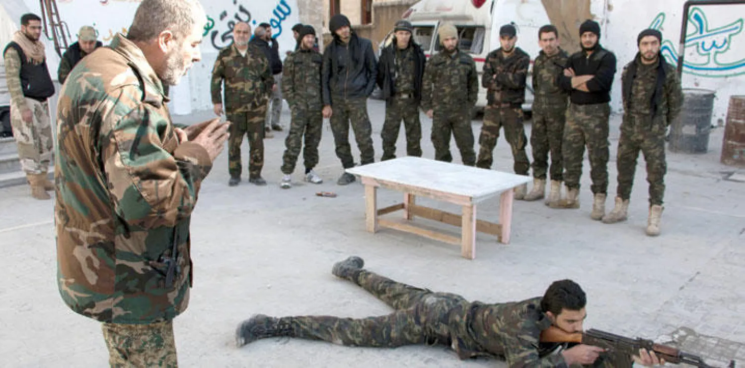 تدريب المدنيين على حمل السلاح في القسم الشرقي من حلب الذي تسيطر عليه المعارضة (أ.ف.ب)