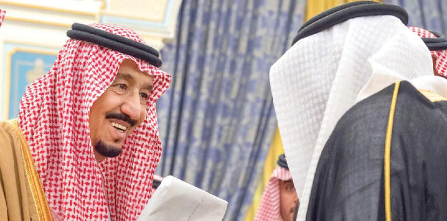 ترأس خادم الحرمين الشريفين الملك سلمان بن عبد العزيز أمس مجلس أمناء مؤسسة الملك فهد الخيرية، وأكد أن المؤسسة ستكون إضافة للعمل الخيري والإنساني في السعودية. وقال الملك سلمان {أحب أن أكرر، فهد كان والدي الثاني رحمه الله، وأنتم إخواني وأبنائي يا أبناء فهد رحمه الله}. من جهة أخرى، استقبل خادم الحرمين الشريفين في قصر اليمامة أمس، الأمراء، والمفتي العام، والعلماء، وجموعاً من المواطنين، وفي الصورة يتبادل الحديث مع أحد المواطنين. (واس)