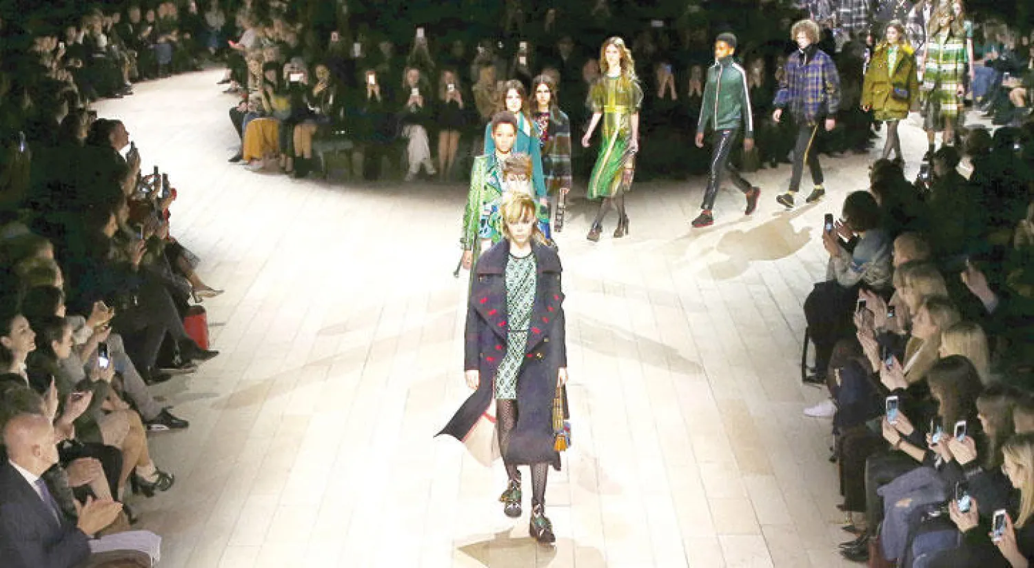 «ألكسندر ماكوين» و«تامبرلي» تعيدان الحلم للمرأة بتصاميم تعبق بالسحر والترف