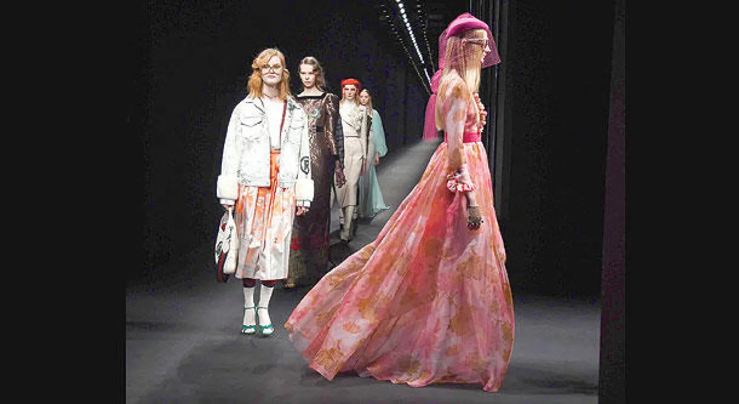قدمت دار «أزياء غوتشي»  مجموعة مبهجة وثرية بالألوان لأزياء خريف وشتاء 2016- 2017