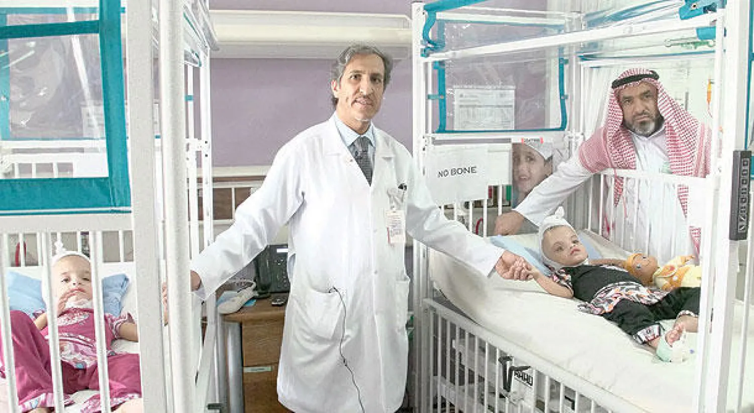 د. أحمد الفريان استشاري المخ والأعصاب في مدينة الملك عبد العزيز الطبية رئيس الفريق الطبي والجراحي لعملية فصل التوأم السوري