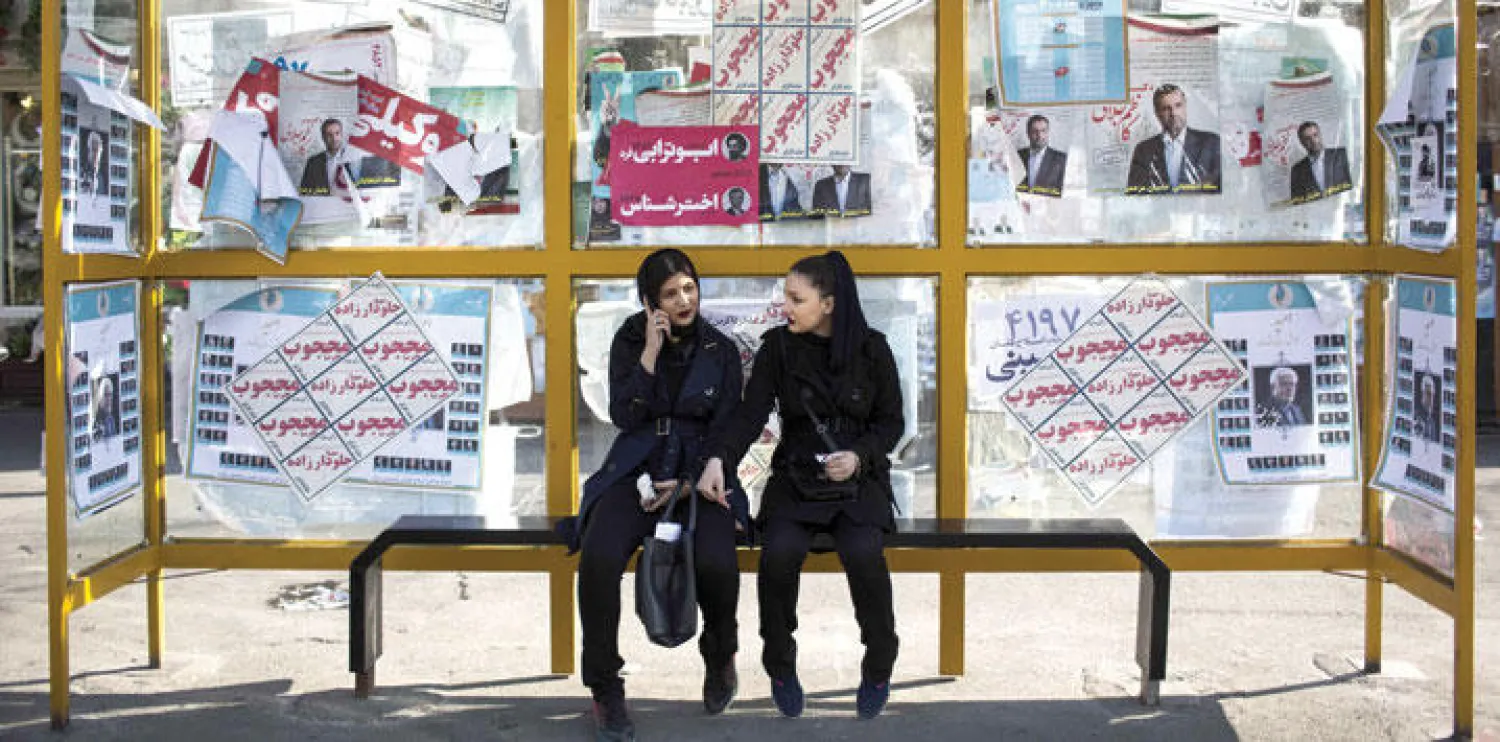 إيرانيتان في وسط العاصمة الإيرانية طهران عشية الانتخابات البرلمانية أمس  (أ.ف.ب)