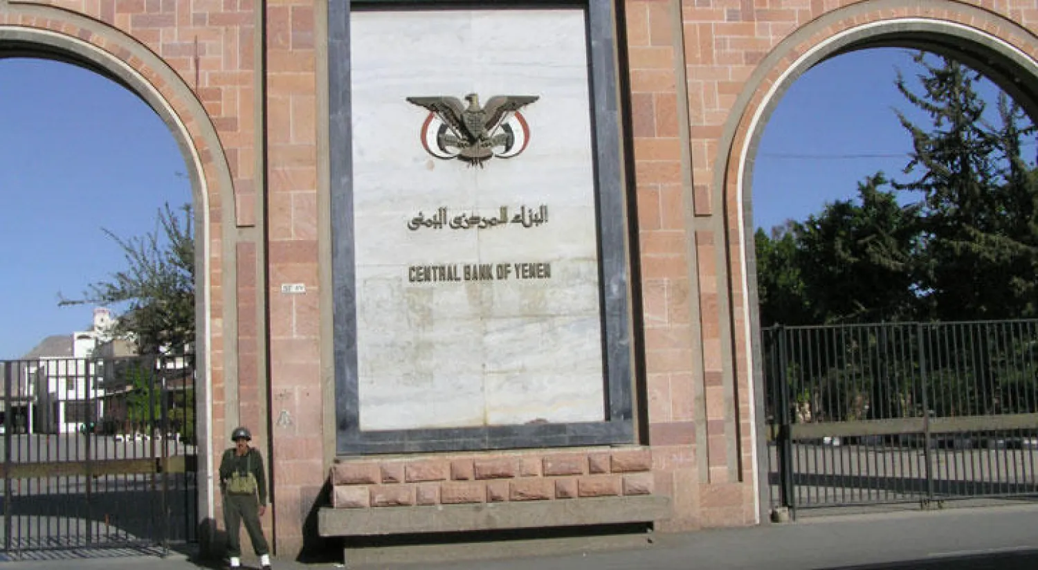 نفذت ميليشيات الحوثيين، التي تسيطر على العاصمة اليمنية، سلسلة اعتقالات طالت عشرات الصرافين في أعقاب الانهيار الجديد للعملة المحلية